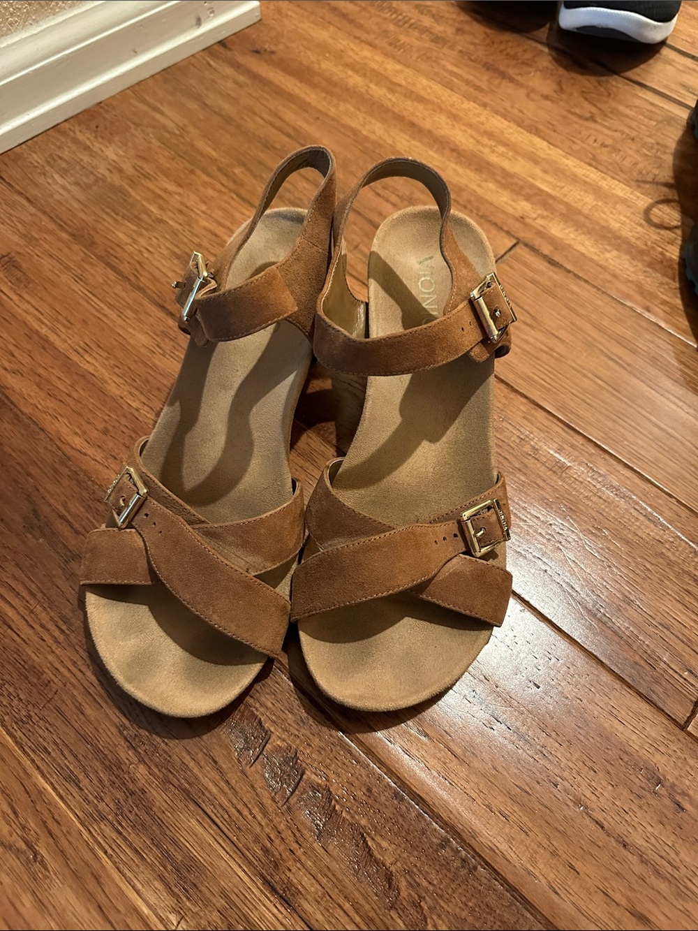 Vionic Tan Suede Wedge Sandals with Buckle Straps women’s 8.5 - Picture 1 of 5